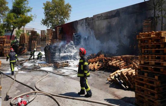 Denizli’de palet fabrikasında yangın çıktı