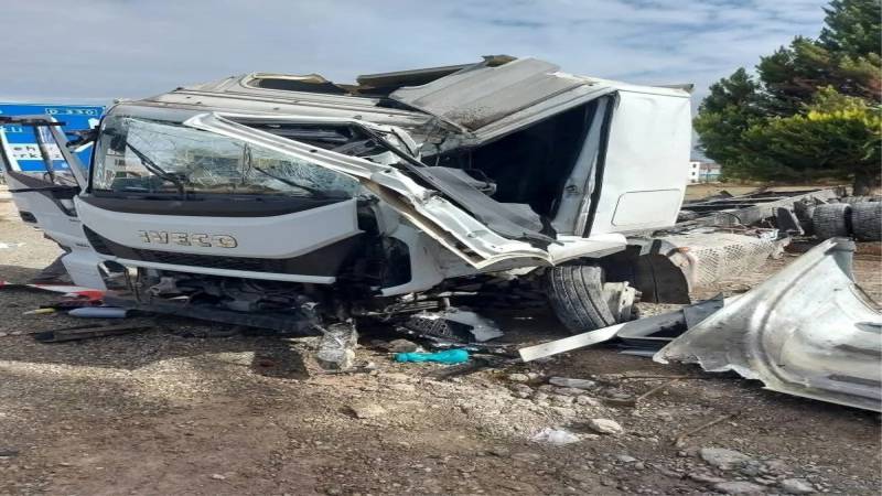 Kale'de Tırın Devrilmesi Sonucu Sürücü Hastaneye Sevk Edildi