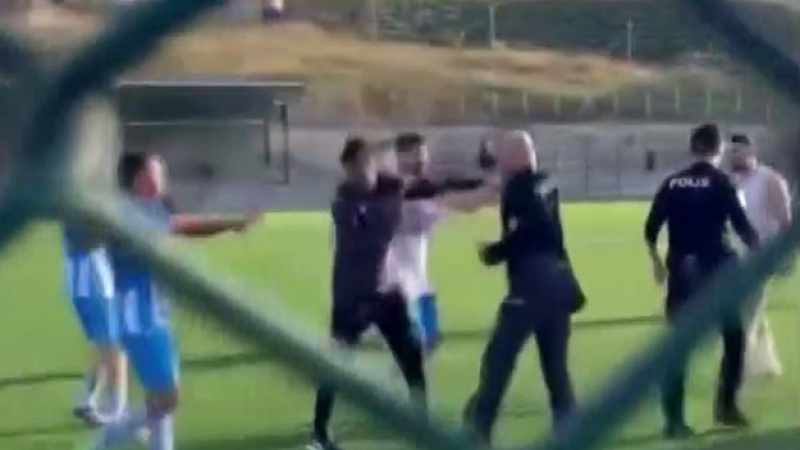 Amatör lig karşılaşmasında yaşanan tartışma, polis müdahalesiyle biber gazı kullanılarak kontrol altına alındı