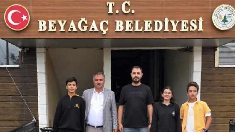 Başkan Pütün, Beyağaç’ı gururlandıran öğretmeni fahri hemşehri ilan etti 