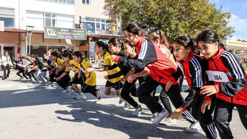 Çamelili Çocuklar Cumhuriyet İçin Coşkuyla Yürüdü