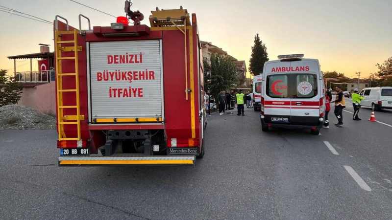 Denizli’de yoldan çıkan otomobil önce ağaca sonra eve çarptı