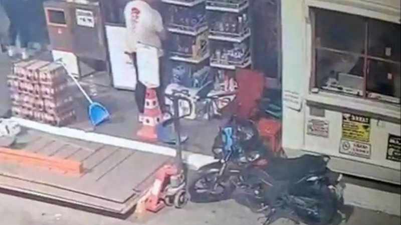 Denizli'deki Akaryakıt İstasyonunda Hırsızlık Olayı Güvenlik Kamerasına Yansıdı