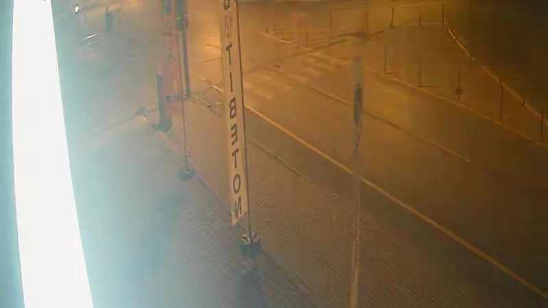 Süratle kavşağa giren otomobil heykelleri biçerek metrelerce havaya uçtu