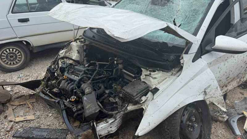 Kavşağa hızla giren otomobil, heykelleri biçerek metrelerce havaya fırladı