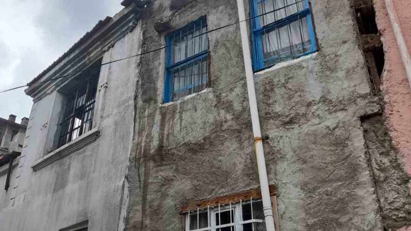 Mahalledeki binanın bacasında çıkan yangın, sakinleri tedirgin etti