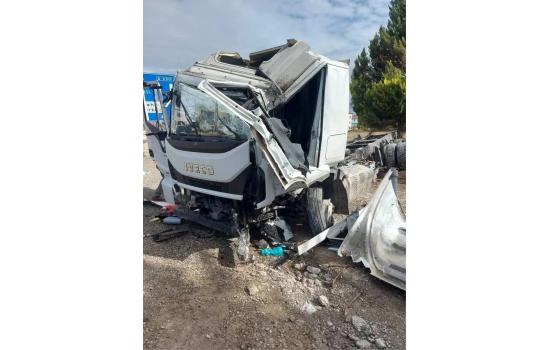 Kale'de Tırın Devrilmesi Sonucu Sürücü Hastaneye Sevk Edildi