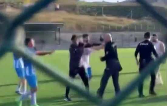Amatör lig karşılaşmasında yaşanan tartışma, polis müdahalesiyle biber gazı kullanılarak kontrol altına alındı