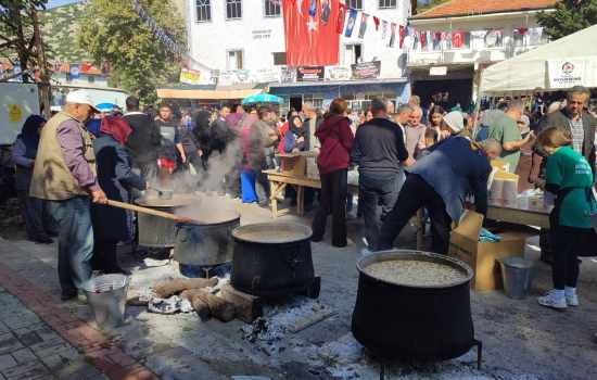 Binlerce insan, sıcacık tarhana çorbasıyla bir araya geldi