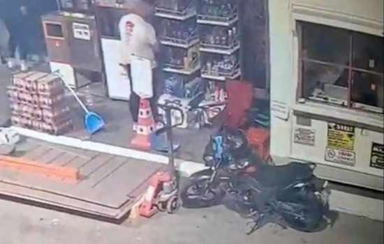 Denizli'deki Akaryakıt İstasyonunda Hırsızlık Olayı Güvenlik Kamerasına Yansıdı