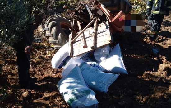 Gübre Yükü Taşıyan Traktör Devrildi, Sürücü Traktörün Altında Kaldı