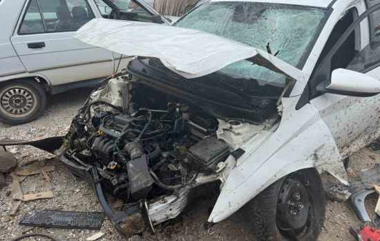 Kavşağa hızla giren otomobil, heykelleri biçerek metrelerce havaya fırladı