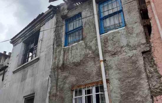 Mahalledeki binanın bacasında çıkan yangın, sakinleri tedirgin etti