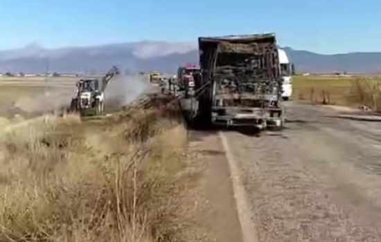 Saman Yüklü Kamyon, Yangın Sonrasında Kullanılamaz Duruma Geldi