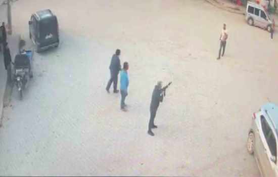 Silahlı saldırgana karşı kendini savunan kişi, bıçakla saldırganı öldürdü