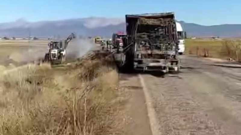 Saman Yüklü Kamyon, Yangın Sonrasında Kullanılamaz Duruma Geldi