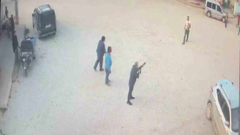 Silahlı saldırgana karşı kendini savunan kişi, bıçakla saldırganı öldürdü