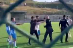 Amatör lig karşılaşmasında yaşanan tartışma, polis müdahalesiyle biber gazı kullanılarak kontrol altına alındı