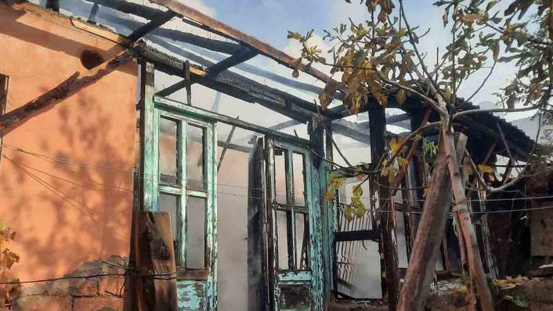 Alevlerin sardığı ev kullanılamaz hale geldi