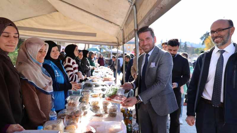 Başkan Tatık Gazze için düzenlenen hayır çarşısını gezdi