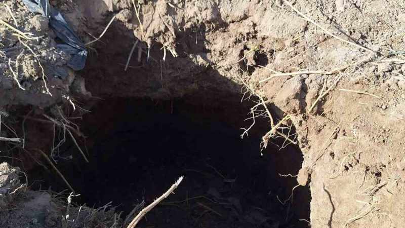 Çivril’de tarlada oluşan obruk korkuttu 