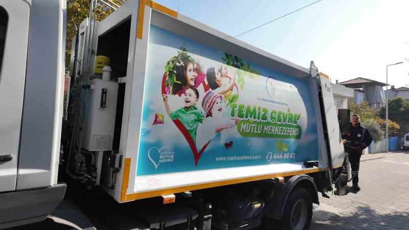 Çöp kamyonlarından çiçek kokuları yayılıyor