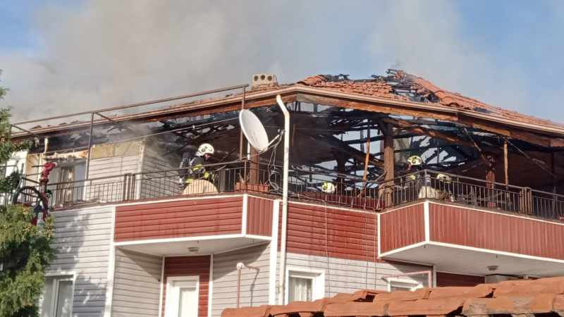 Denizli'de Bir Binanın Çatısında Başlayan Yangın, 5 Kişinin Kurtarılmasına Sebep Oldu