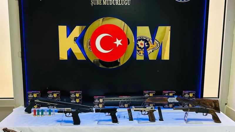 Denizli'de Düzenlenen Kaçak Silah Operasyonu: Çok Sayıda Ele Geçirildi