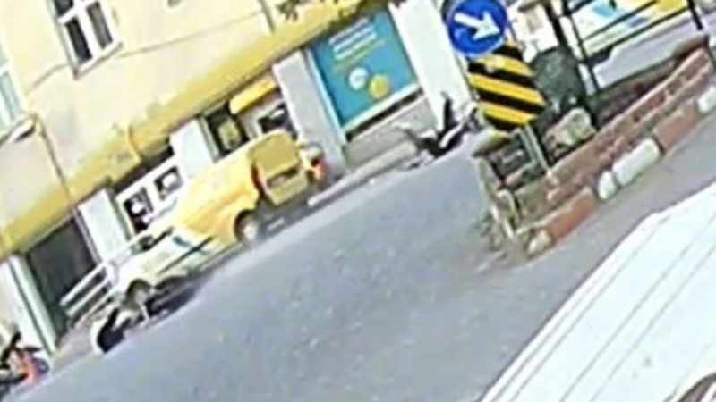 Denizli’de akıl almaz kaza: Sinyali koluyla verince motosikletliyi yere düşürdü