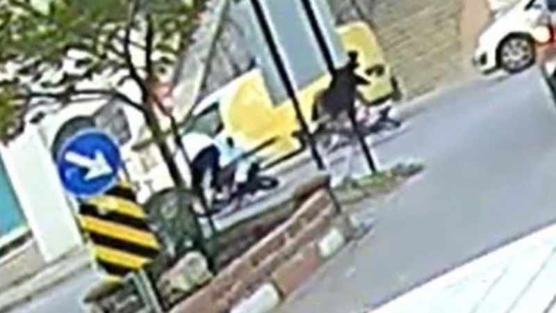 Denizli'de Şok Eden Kaza: Sinyali Koluyla Veren Sürücü Motosikletliyi Yere Düşürdü