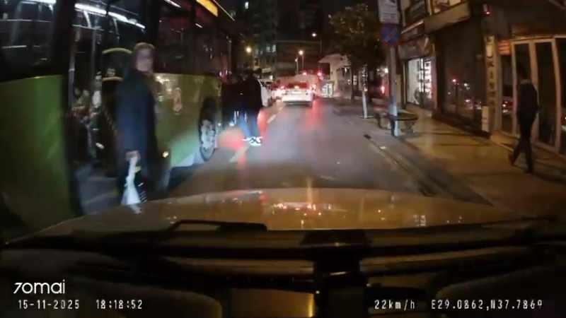 Durak yerine orta şeritte yolcu indirip alan halk otobüsü pes dedirtti 