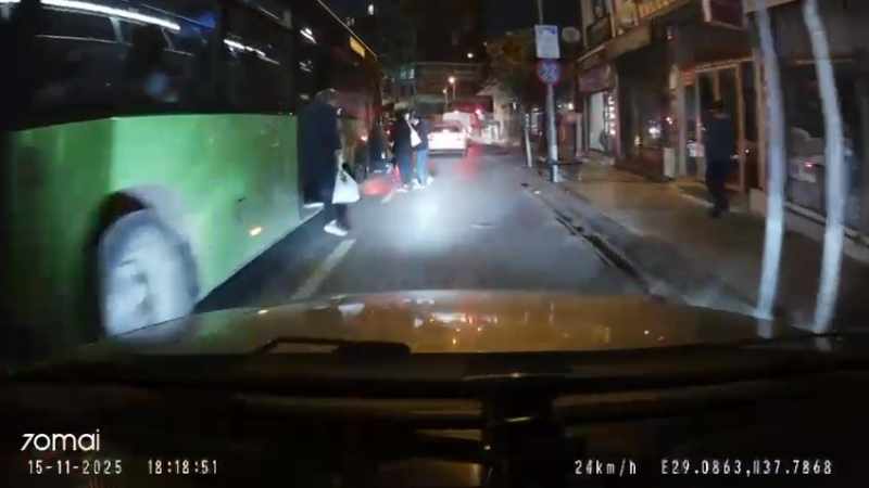 Durak Dışında Orta Şeritte Yolcu İndirip Bekleyen Halk Otobüsü Şaşkınlık Yarattı