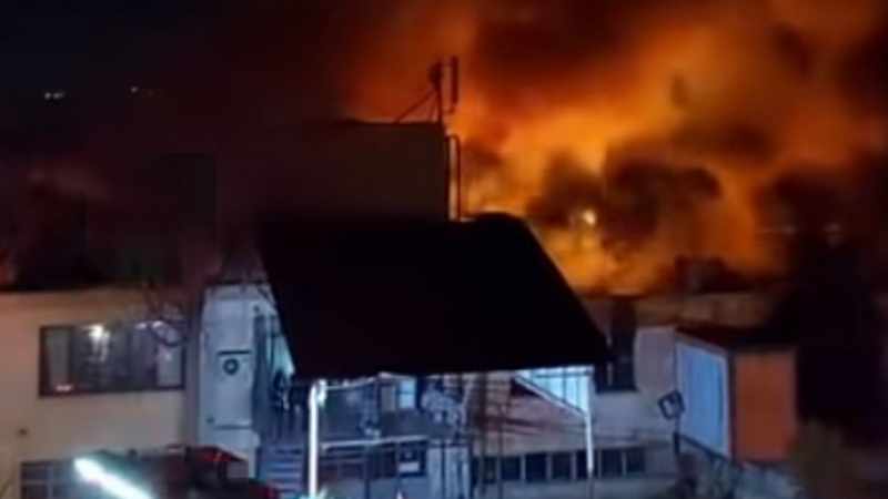 Fabrika yerleşkesinde çıkan yangında 6 işyeri zarar gördü