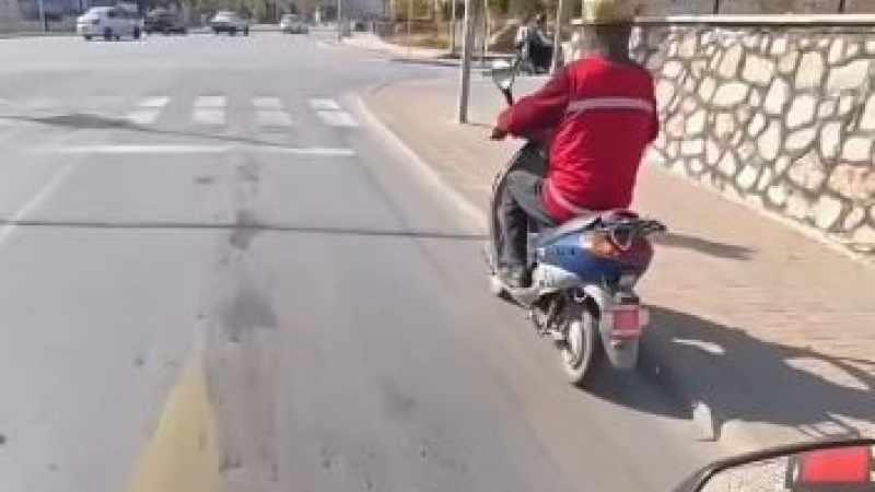 Kask yerine miğfer takan dede görenleri şaşırttı 