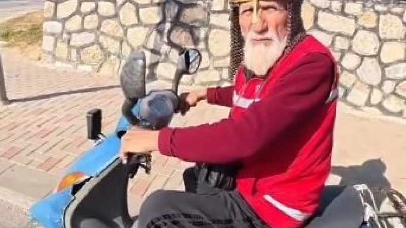 Kask yerine miğfer tercih eden dede, çevresindekileri hayrete düşürdü