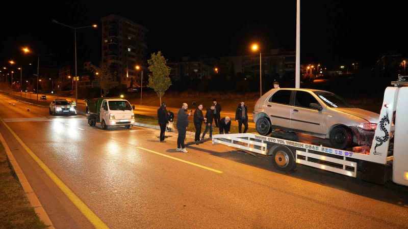 Kontrolden çıkan otomobil önce kaldırıma sonra orta refüjdeki Yavaş levhasına çarptı