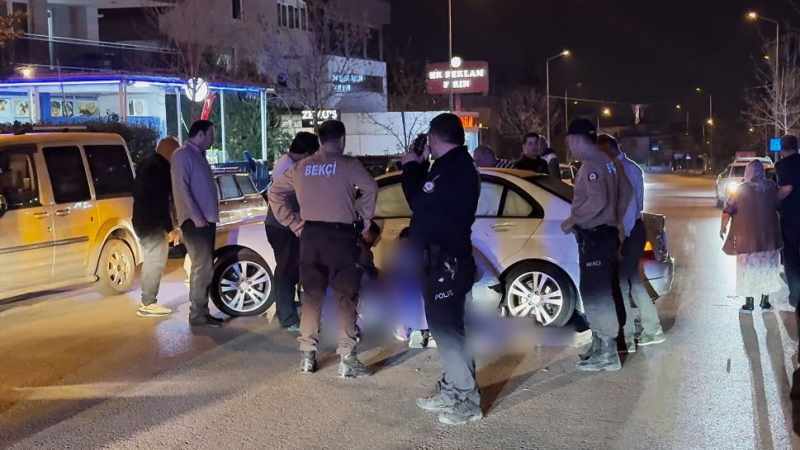 Yola kontrolsüz çıkan otomobil, motosikletle çarpıştı: 1 yaralı