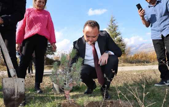 Çivril'de öğretmenler için anı fidanı dikim etkinliği gerçekleştirildi