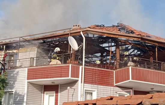 Denizli'de Bir Binanın Çatısında Başlayan Yangın, 5 Kişinin Kurtarılmasına Sebep Oldu