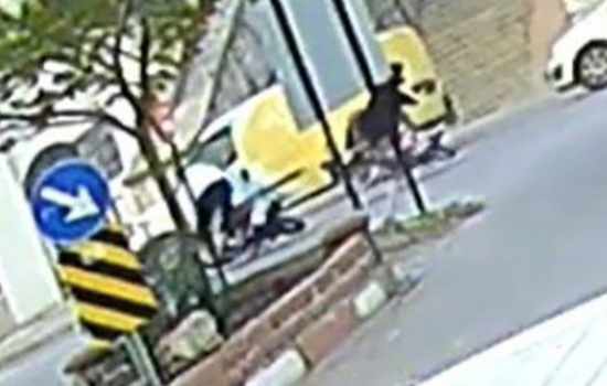 Denizli'de Şok Eden Kaza: Sinyali Koluyla Veren Sürücü Motosikletliyi Yere Düşürdü