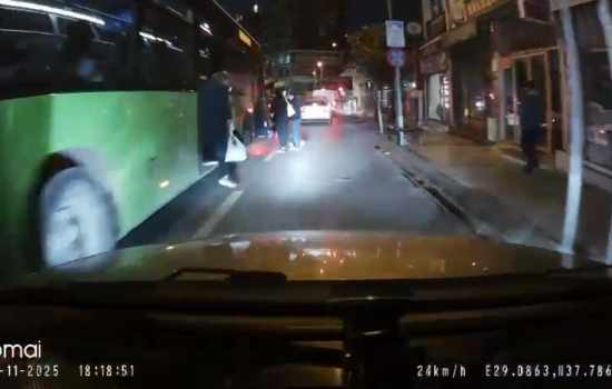 Durak Dışında Orta Şeritte Yolcu İndirip Bekleyen Halk Otobüsü Şaşkınlık Yarattı