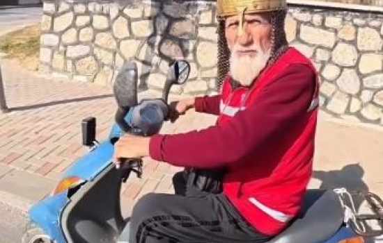 Kask yerine miğfer tercih eden dede, çevresindekileri hayrete düşürdü