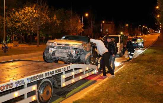 Kontrolden çıkan otomobil, önce kaldırıma ardından orta refüjdeki 