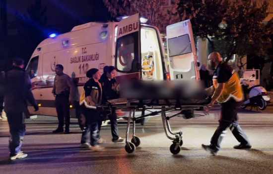 Kontrolsüz yola fırlayan otomobil motosikletle çarpıştı: 1 kişi yaralandı