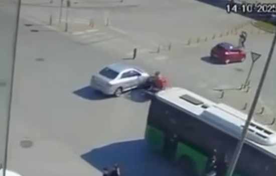 Otomobilin motosikletle çarpıştığı kaza anı güvenlik kamerasında görüntülendi