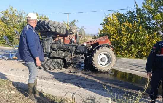 Otomobille Çarpışan Traktör Kaza Sonucu İkiye Ayrıldı