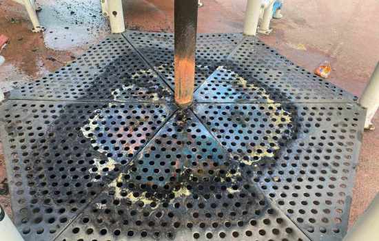 Parkta eğlenen çocuklar oyuncağı yaktılar