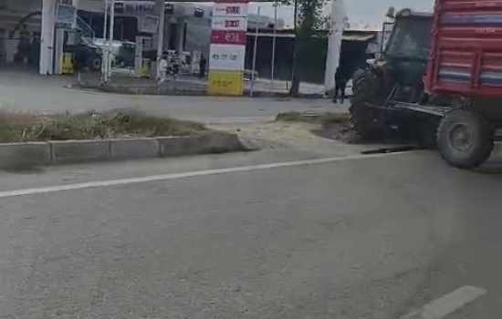 Refüjü geçmek isteyen traktöre otomobil çarptı