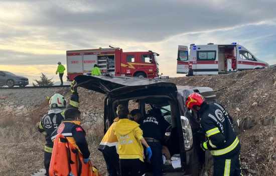 Yoldan Savrulan Araç Tarlaya Düştü; İki Kişi Yaralandı