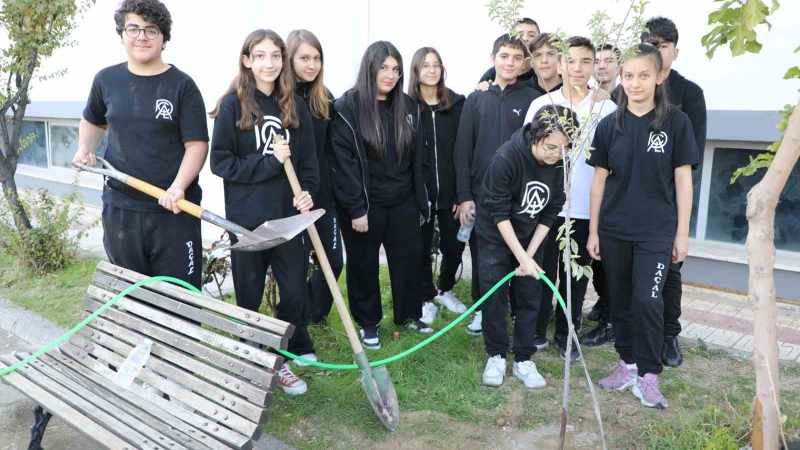 Öğrenciler İklim Değişikliği Sorununa Dikkat Çekerek Farkındalık Yaratıyor